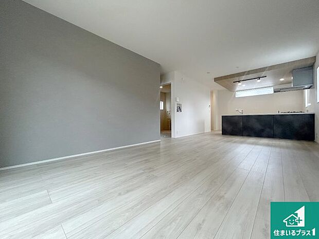 【居間・リビング】日当たり良好の明るいリビングで朝の目覚めもスッキリできそう!対面キッチンでご家族のコミュニケーションも自然と増える設計!小さなお子様が遊ぶスペースを作っても広々とくつろげるLDK!