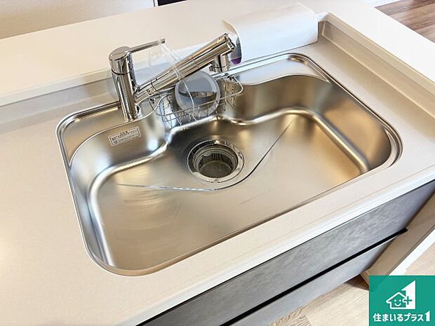 【キッチンシンク】蛇口の先端に浄水器を内蔵しています!原水と浄水、お湯と冷水、シャワーの切替えがワンタッチなので用途によって使い分けられます。