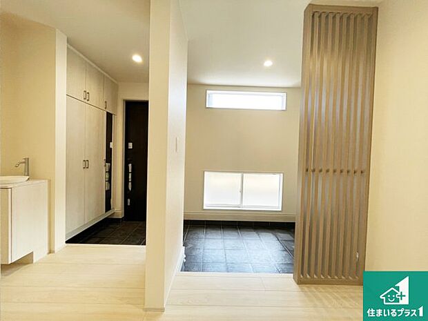 【玄関】シューズボックスにはたくさんの靴が収納できるので玄関周りはいつもスッキリ！ご家族が増えても安心！