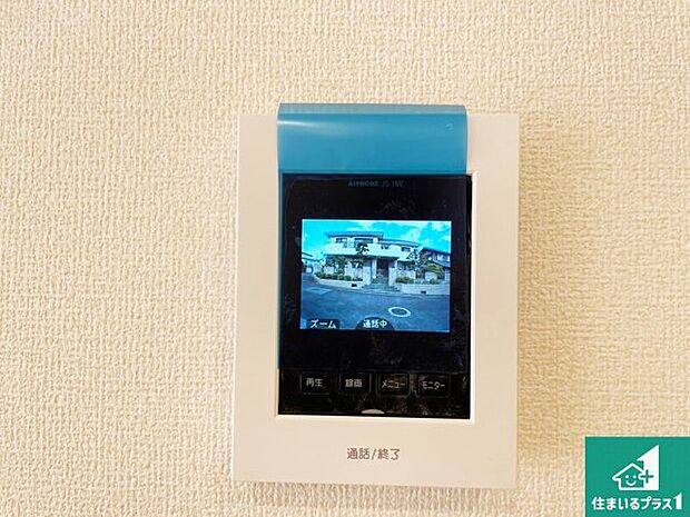【カラーモニターインターホン】声だけでなく来訪者の姿や顔がモニターで確認できるので、小さなお子様がいらっしゃるご家庭でも安心できます！