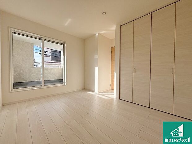 【居間・リビング】シンプルな洋室は、自分好みのインテリアが楽しめます♪ご家族とインテリアや家具を選びに行くのは新築購入時の醍醐味の一つです。ぜひお楽しみください♪