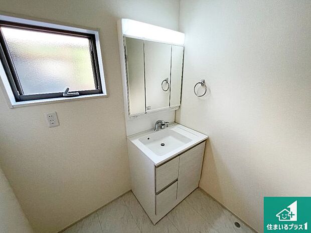 【独立洗面台】清潔感のある洗面台です。フラットな鏡は掃除がしやすく毎日清潔！鏡裏には収納があるのでスッキリとした洗面台が保てます。