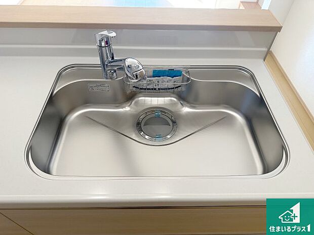 【キッチンシンク】蛇口の先端に浄水器を内蔵しています！原水と浄水、お湯と冷水、シャワーの切替えがワンタッチなので用途によって使い分けられます。