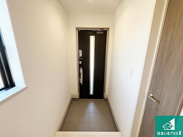 【玄関】シューズボックスにはたくさんの靴が収納できるので玄関周りはいつもスッキリ!ご家族が増えても安心!