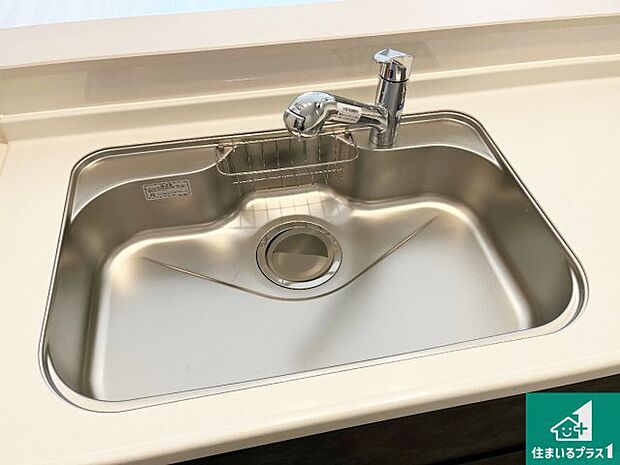 【キッチンシンク】蛇口の先端に浄水器を内蔵しています!原水と浄水、お湯と冷水、シャワーの切替えがワンタッチなので用途によって使い分けられます。