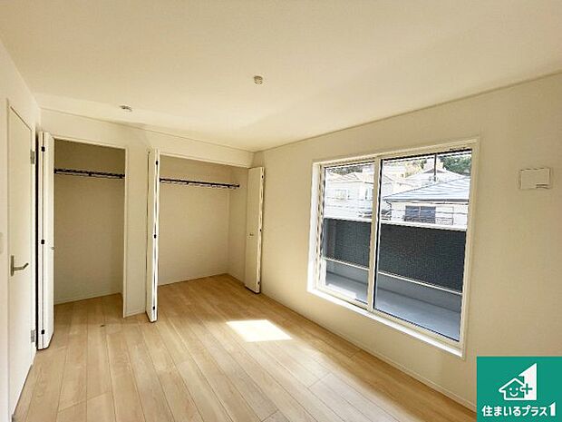 【収納】寝室は心地よい眠りについてもらいたくて、シンプルかつ開放的な空間な設計にしています！大きな窓から差し込む日が心地いいです♪