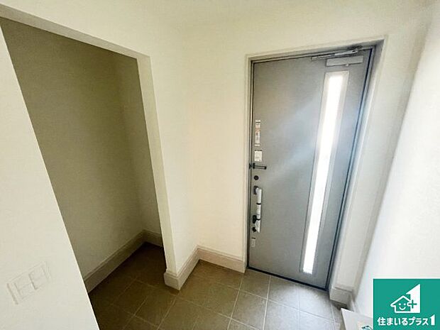 【玄関】シューズボックスにはたくさんの靴が収納できるので玄関周りはいつもスッキリ！ご家族が増えても安心！