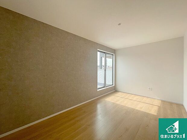 【洋室】寝室は心地よい眠りについてもらいたくて、シンプルかつ開放的な空間な設計にしています！大きな窓から差し込む日が心地いいです♪