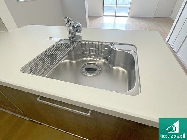 【キッチンシンク】蛇口の先端に浄水器を内蔵しています！原水と浄水、お湯と冷水、シャワーの切替えがワンタッチなので用途によって使い分けられます。
