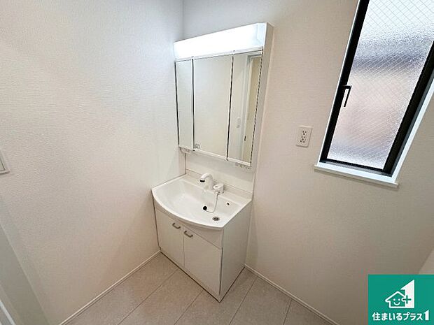 【独立洗面台】清潔感のある洗面台です。フラットな鏡は掃除がしやすく毎日清潔!鏡裏には収納があるのでスッキリとした洗面台が保てます。