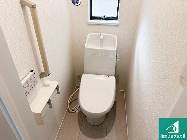 【トイレ】1・2階の2ヶ所にあるので、朝の忙しい時間の順番待ちもなく、深夜の利用にも大変便利です。