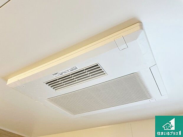 【浴室暖房乾燥機】四季を通して快適なバスライフをお手伝いする浴室暖房乾燥機！浴室の乾燥・暖房・涼風・換気はもちろん、２４時間換気にも対応！ 