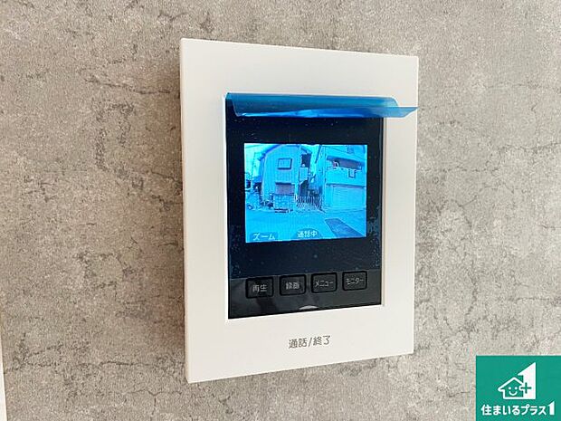 【カラーモニターインターホン】声だけでなく来訪者の姿や顔がモニターで確認できるので、小さなお子様がいらっしゃるご家庭でも安心できます！