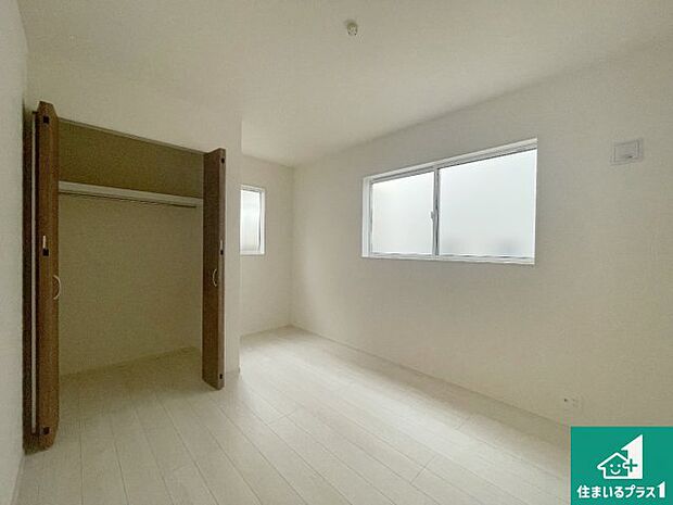 【洋室】寝室は心地よい眠りについてもらいたくて、シンプルかつ開放的な空間な設計にしています！大きな窓から差し込む日が心地いいです♪