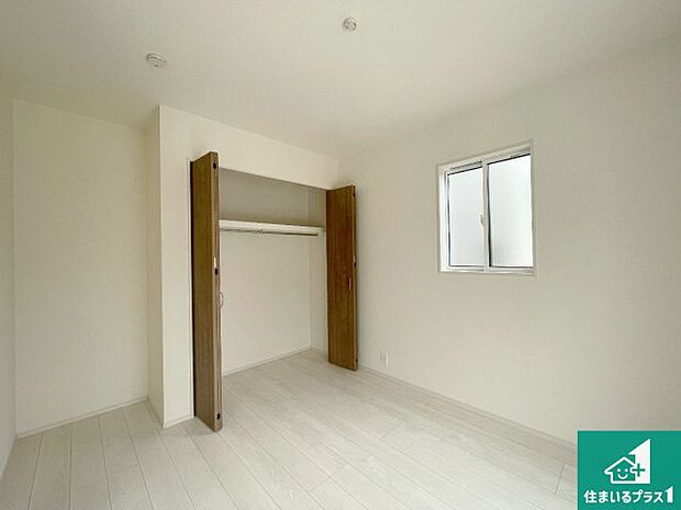 【洋室】収納スペースが充実しているので子供の成長に合わせてたくさん収納ができます！家族構成に合わせた様々な活用ができる収納！