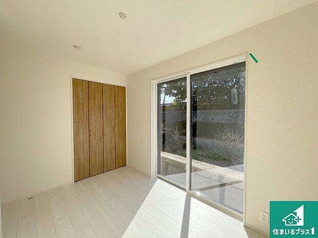 【洋室】寝室は心地よい眠りについてもらいたくて、シンプルかつ開放的な空間な設計にしています！大きな窓から差し込む日が心地いいです♪