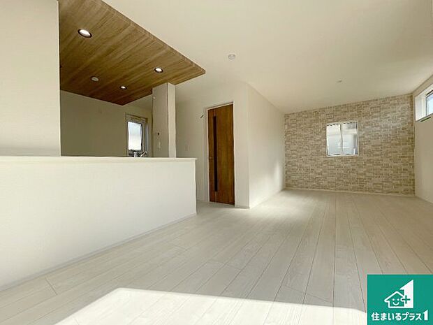 【居間・リビング】日当たり良好の明るいリビングで朝の目覚めもスッキリできそう！対面キッチンでご家族のコミュニケーションも自然と増える設計！小さなお子様が遊ぶスペースを作っても広々とくつろげるLDK！