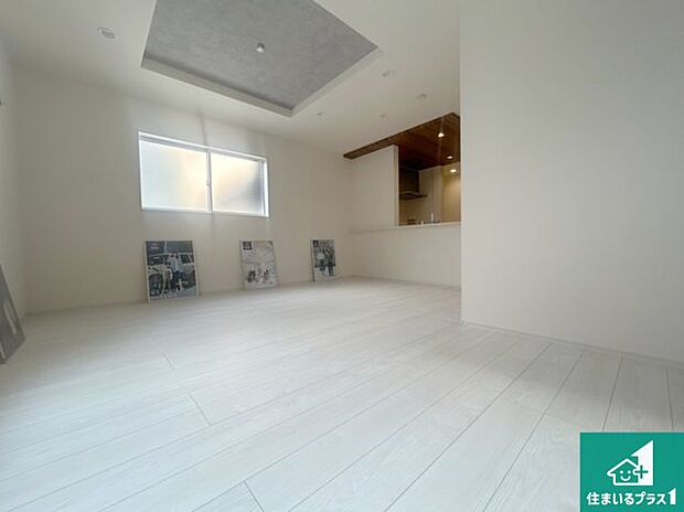 【居間・リビング】日当たり良好の明るいリビングで朝の目覚めもスッキリできそう！対面キッチンでご家族のコミュニケーションも自然と増える設計！小さなお子様が遊ぶスペースを作っても広々とくつろげるLDK！