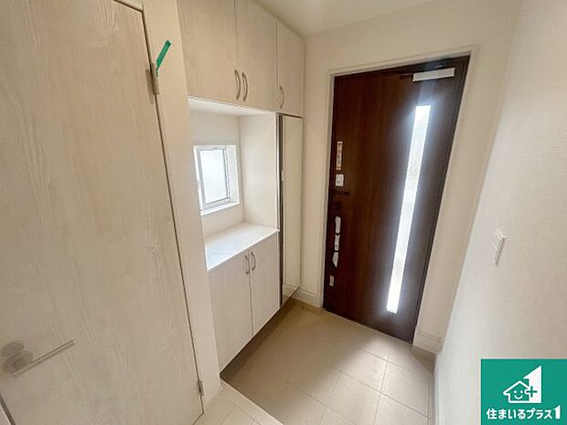 【玄関】シューズボックスにはたくさんの靴が収納できるので玄関周りはいつもスッキリ！ご家族が増えても安心！