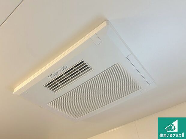 【浴室暖房乾燥機】四季を通して快適なバスライフをお手伝いする浴室暖房乾燥機！浴室の乾燥・暖房・涼風・換気はもちろん、２４時間換気にも対応！ 