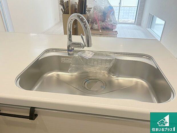 【キッチンシンク】蛇口の先端に浄水器を内蔵しています！原水と浄水、お湯と冷水、シャワーの切替えがワンタッチなので用途によって使い分けられます。