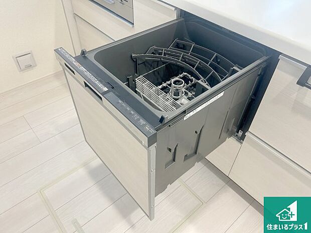 【食器洗い乾燥機】食事後の一仕事、食器洗いをボタン一つでお任せできちゃいます！場所を取らないビルトイン式なので、お料理スペースもしっかり確保！ 