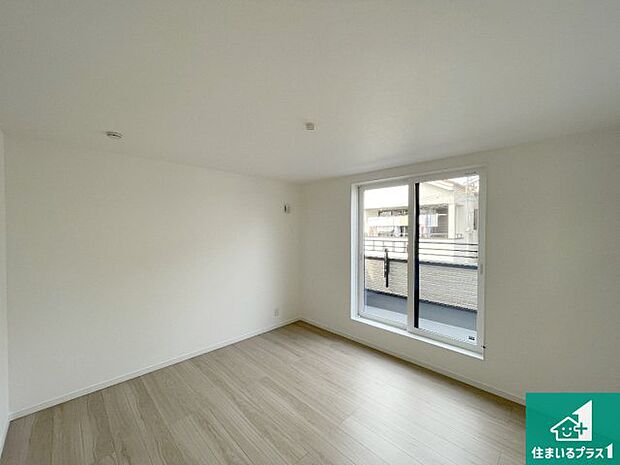 【洋室】寝室は心地よい眠りについてもらいたくて、シンプルかつ開放的な空間な設計にしています！大きな窓から差し込む日が心地いいです♪