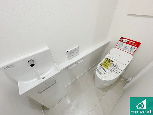 【トイレ】1・2階の2ヶ所にあるので、朝の忙しい時間の順番待ちもなく、深夜の利用にも大変便利です。