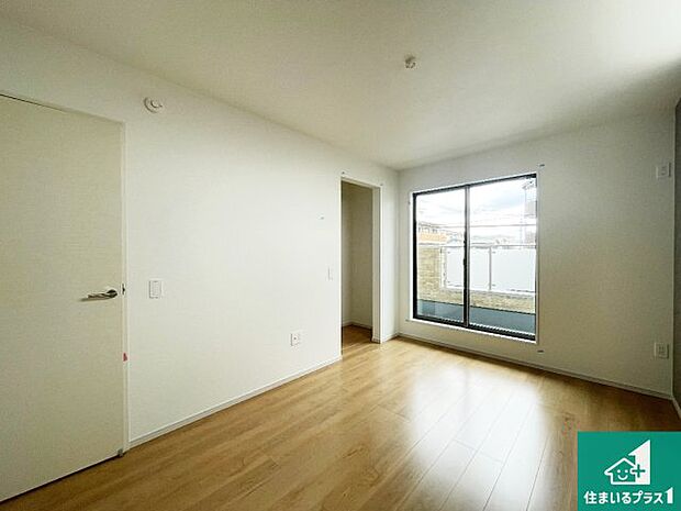 【洋室】シンプルな洋室は、自分好みのインテリアが楽しめます♪ご家族とインテリアや家具を選びに行くのは新築購入時の醍醐味の一つです。ぜひお楽しみください♪