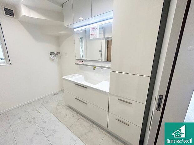 【独立洗面台】清潔感のある洗面台です。フラットな鏡は掃除がしやすく毎日清潔！鏡裏には収納があるのでスッキリとした洗面台が保てます。