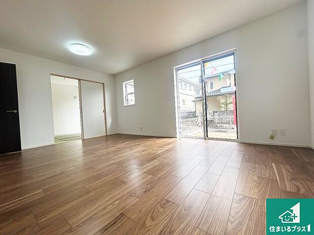 【居間・リビング】日当たり良好の明るいリビングで朝の目覚めもスッキリできそう！対面キッチンでご家族のコミュニケーションも自然と増える設計！小さなお子様が遊ぶスペースを作っても広々とくつろげるLDK！