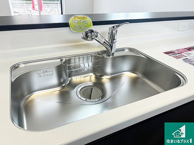 【キッチンシンク】蛇口の先端に浄水器を内蔵しています！原水と浄水、お湯と冷水、シャワーの切替えがワンタッチなので用途によって使い分けられます。