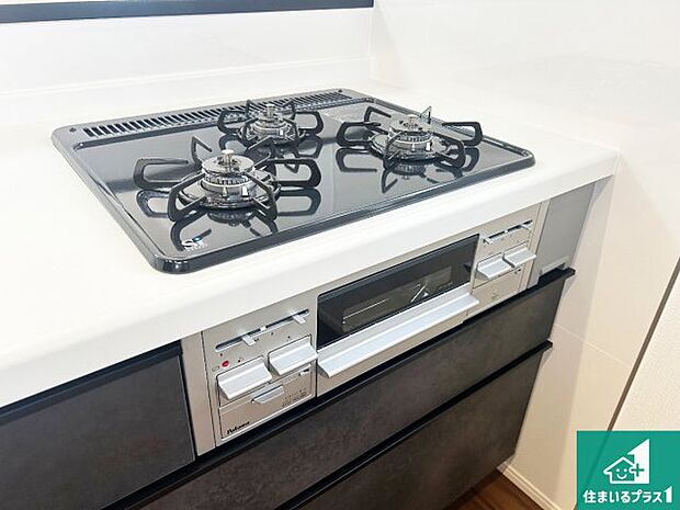 【コンロ】ダブル高火力Ｓｉセンサー付きコンロ！３口あるので、まとめて料理をする時も大活躍！