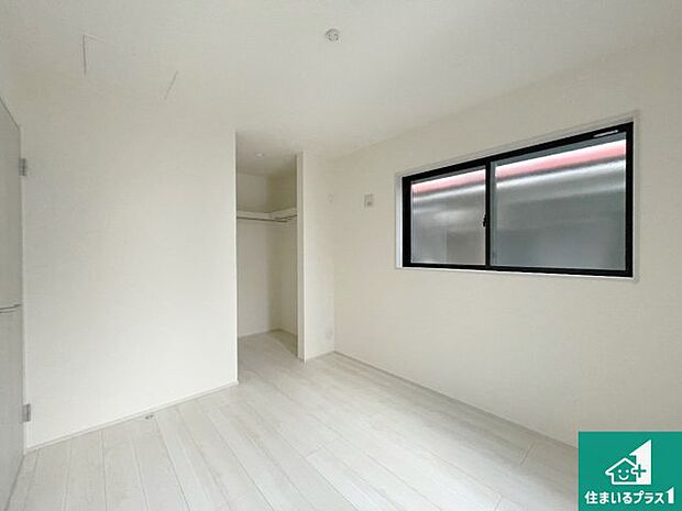 【洋室】寝室は心地よい眠りについてもらいたくて、シンプルかつ開放的な空間な設計にしています!大きな窓から差し込む日が心地いいです♪