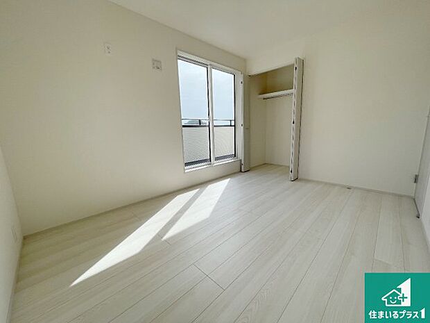 【洋室】シンプルな洋室は、自分好みのインテリアが楽しめます♪ご家族とインテリアや家具を選びに行くのは新築購入時の醍醐味の一つです。ぜひお楽しみください♪