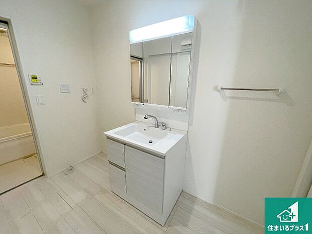 【独立洗面台】清潔感のある洗面台です。フラットな鏡は掃除がしやすく毎日清潔!鏡裏には収納があるのでスッキリとした洗面台が保てます。
