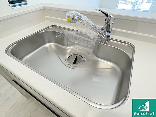 【キッチンシンク】蛇口の先端に浄水器を内蔵しています！原水と浄水、お湯と冷水、シャワーの切替えがワンタッチなので用途によって使い分けられます。