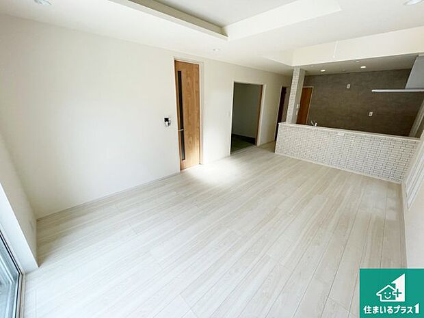 【居間・リビング】日当たり良好の明るいリビングで朝の目覚めもスッキリできそう!対面キッチンでご家族のコミュニケーションも自然と増える設計!小さなお子様が遊ぶスペースを作っても広々とくつろげるLDK!