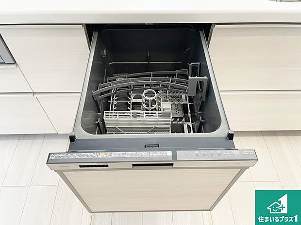 【食器洗い乾燥機】食事後の一仕事、食器洗いをボタン一つでお任せできちゃいます!場所を取らないビルトイン式なので、お料理スペースもしっかり確保!