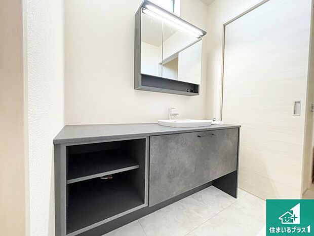 【独立洗面台】清潔感のある洗面台です。フラットな鏡は掃除がしやすく毎日清潔!鏡裏には収納があるのでスッキリとした洗面台が保てます。