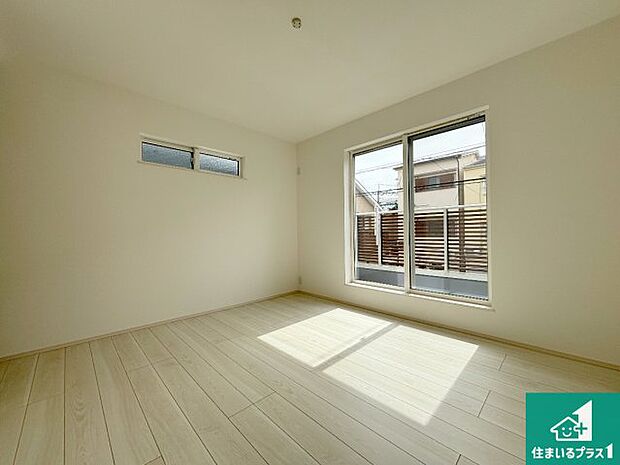 【洋室】シンプルな洋室は、自分好みのインテリアが楽しめます♪ご家族とインテリアや家具を選びに行くのは新築購入時の醍醐味の一つです。ぜひお楽しみください♪