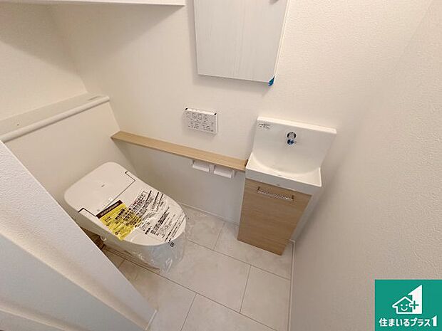 【トイレ】1・2階の2ヶ所にあるので、朝の忙しい時間の順番待ちもなく、深夜の利用にも大変便利です。