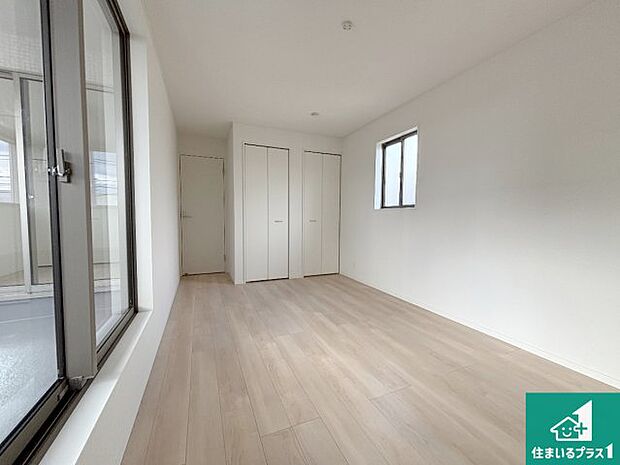 【洋室】シンプルな洋室は、自分好みのインテリアが楽しめます♪ご家族とインテリアや家具を選びに行くのは新築購入時の醍醐味の一つです。ぜひお楽しみください♪