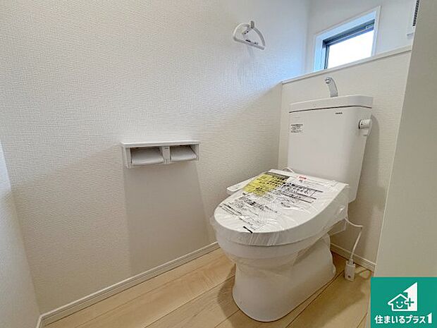 【トイレ】1・2階の2ヶ所にあるので、朝の忙しい時間の順番待ちもなく、深夜の利用にも大変便利です。