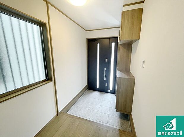 【玄関】シューズボックスにはたくさんの靴が収納できるので玄関周りはいつもスッキリ!ご家族が増えても安心!