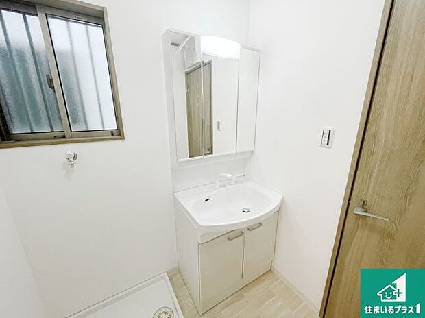 【独立洗面台】清潔感のある洗面台です。フラットな鏡は掃除がしやすく毎日清潔!鏡裏には収納があるのでスッキリとした洗面台が保てます。