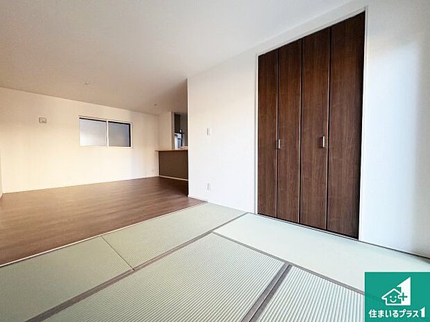 【和室】一室あると便利な和室は客間としてだけでなく、小さなお子様のプレイルームや食後のくつろぎスペースとしてもご利用いただけます。収納もついていますので大活躍間違いなし!