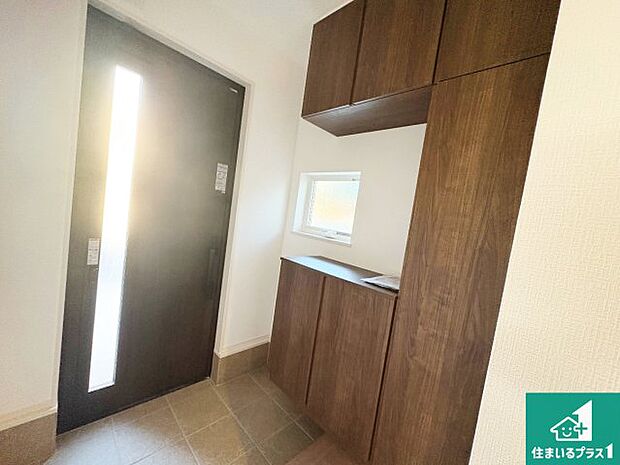 【玄関】シューズボックスにはたくさんの靴が収納できるので玄関周りはいつもスッキリ!ご家族が増えても安心!