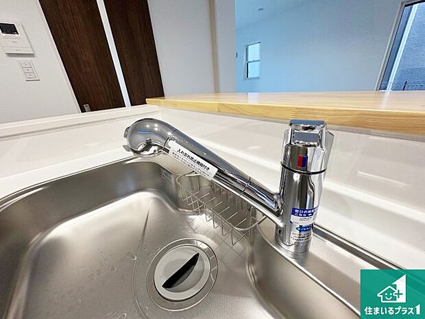 【キッチン水栓】浄水器を内蔵!炊飯時、お茶を作る時に安心してお水を使えます!お湯と冷水、浄水と原水、シャワーの切替えもワンタッチです!