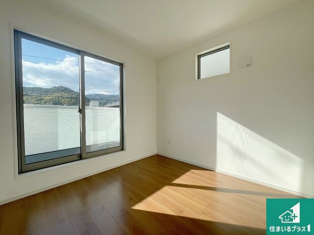 【洋室】シンプルな洋室は、自分好みのインテリアが楽しめます♪ご家族とインテリアや家具を選びに行くのは新築購入時の醍醐味の一つです。ぜひお楽しみください♪